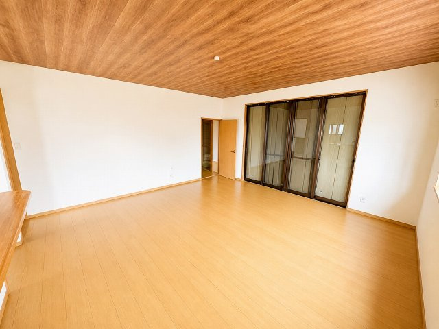 小山市暁2丁目の居間・リビング|約17.8帖のLDKは木目調の天井が印象的な広々LDK♪ 家具の配置もしやすく、ご家族それぞれがゆったりと過ごせる空間です！
