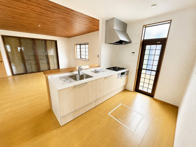 小山市暁2丁目のキッチン|対面式キッチンを新しく交換しました！ リビングを見渡せるので、ご家族とのコミュニケーションも自然と増えそうです♪