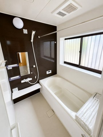 小山市暁2丁目の浴室|窓付きの明るい浴室を新しく交換しました！ 換気もしやすく、毎日のバスタイムを快適にお過ごしいただけます♪