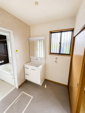 小山市暁2丁目の独立洗面台|三面鏡タイプの洗面化粧台を新しく交換しました！ 収納も充実しており、洗面まわりをすっきり保てます♪