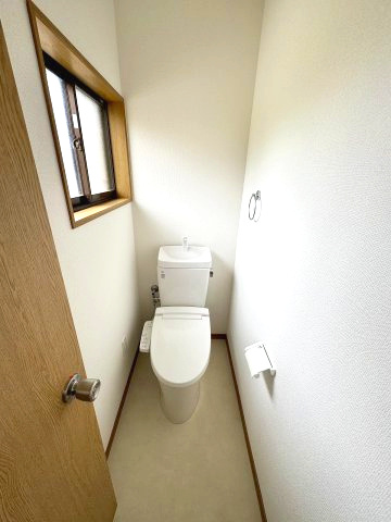小山市暁2丁目のトイレ|温水洗浄便座付きトイレを新しく交換しました！ 窓付きなので換気もしやすく、清潔感のある空間です♪