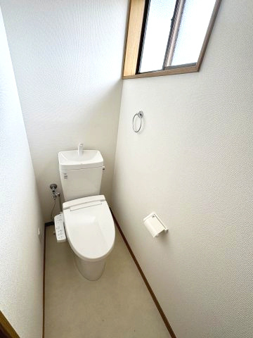 小山市暁2丁目のトイレ|2階にもトイレがあるため、朝の忙しい時間帯もスムーズ♪ ご家族が多いご家庭にも嬉しい設備です！