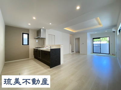 【居間・リビング】 | 嘉手納屋良（全6棟）3号棟 | 3号棟　LDK17.9帖＋畳コーナー2.7帖付き（全体LDK20.6帖）♪人気のリビング階段＆階段下収納付き♪