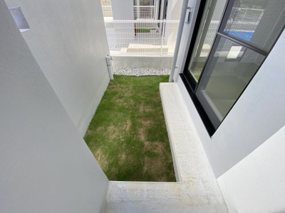 【庭】 | 嘉手納屋良（全6棟）3号棟 | 3号棟　綺麗な芝が植えてあります♪