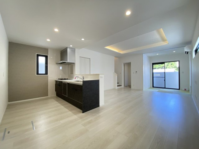 【居間・リビング】 | 嘉手納屋良（全6棟）3号棟 | 3号棟　LDK17.9帖＋畳コーナー2.7帖付き（全体LDK20.6帖）♪人気のリビング階段＆階段下収納付き♪