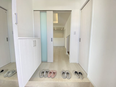 【玄関】 | 嘉手納屋良（全6棟）3号棟 | 3号棟　十分な収納付き玄関♪