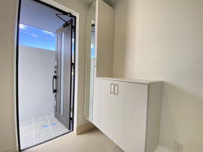 【玄関】 | 嘉手納屋良（全6棟）3号棟 | 3号棟　十分な収納付き玄関♪