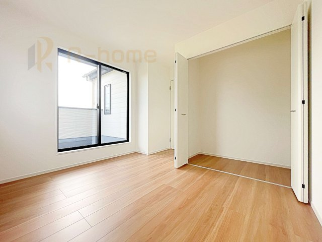 常陸太田市馬場町2期　新築戸建て　1号棟の洋室|どんな部屋家具も合わせやすいシンプルな洋室！
たっぷりの日差しと心地よい風が舞い込む住まい♪