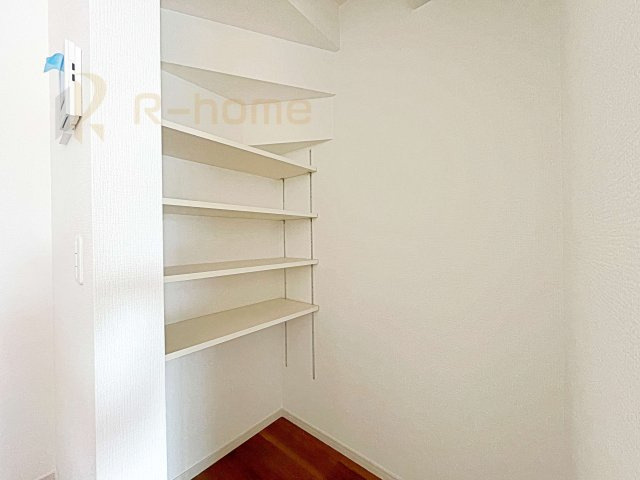 常陸太田市馬場町2期　新築戸建て　1号棟の収納|キッチンにはパントリーを設置！キッチン回りの整理整頓の悩みも解決♪