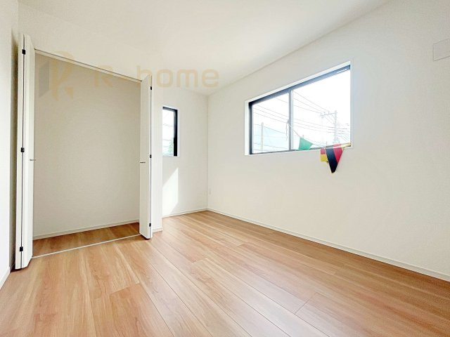 常陸太田市馬場町2期　新築戸建て　1号棟の洋室|2面窓の風通しの良い洋室です♪差し込む暖かな陽当たりで、室内がくつろげる空間に早変わりです♪