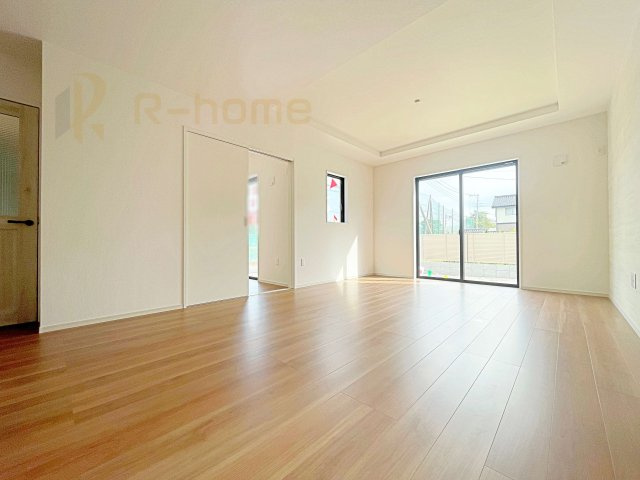 常陸太田市馬場町2期　新築戸建て　1号棟の居間・リビング|たっぷりの陽光が注ぎ込む明るいリビング♪隣接の洋室を開放すると更なる大空間に変身♪