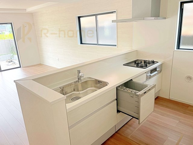 常陸太田市馬場町2期　新築戸建て　1号棟のキッチン|料理をしながら家族とコミュニケーションが取れる対面式システムキッチン。便利なビルトイン食洗機付き！