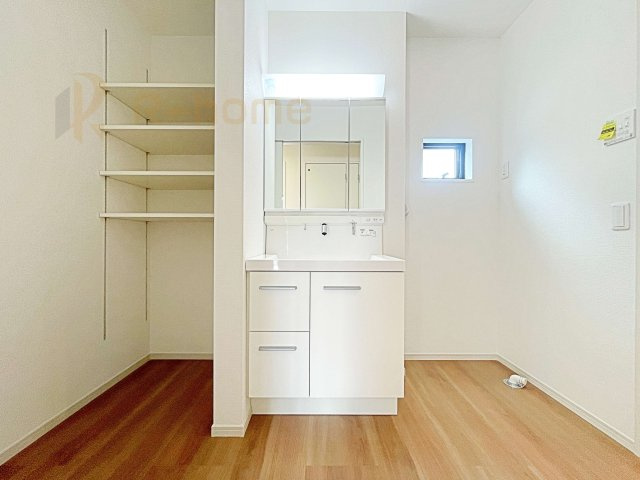 常陸太田市馬場町2期　新築戸建て　1号棟の洗面所|清潔感溢れる洗面台は嬉しい三面鏡。可動棚付きでタオルや衣類の収納に便利です！