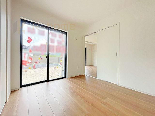 常陸太田市馬場町2期　新築戸建て　1号棟の洋室|1階洋室はゲストルーム、キッズスペースとしても利用可能♪
開放してリビングと繋げればゆとりの大空間！