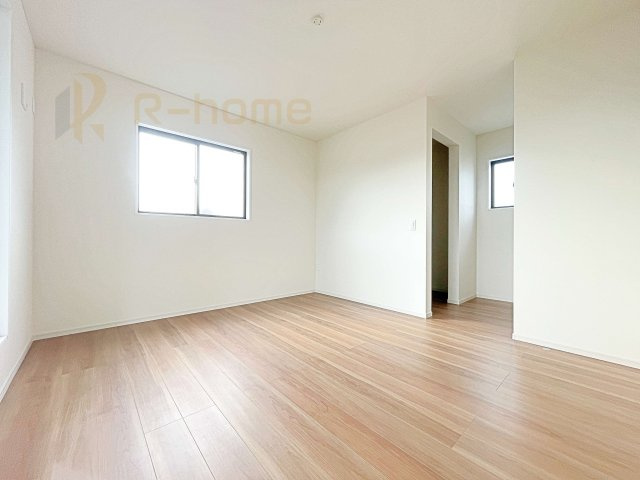 常陸太田市馬場町2期　新築戸建て　1号棟の洋室|収納便利なウォークインクローゼット付きの洋室♪
明るく風通しの良いお部屋です♪
