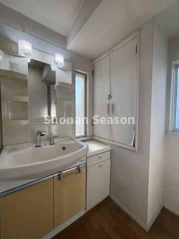 【洗面所】 | 普段使う小物類もスッキリ片付く棚付きの洗面台◎　　　　　　　　　　
朝の支度が捗りそうですね♪