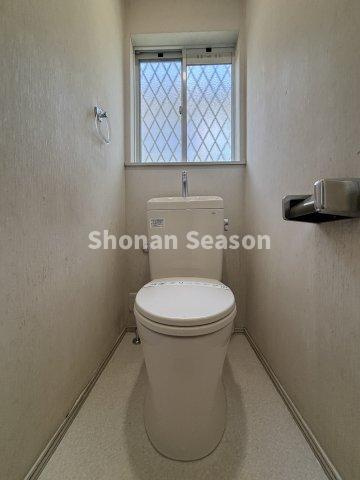 【トイレ】 | 自然光を取り込めるだけでなく、空気の入れ替えにも便利な小窓付き！