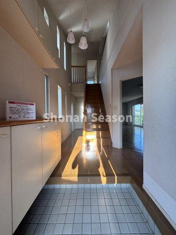 【玄関】 | 吹抜の玄関スペースは開放感良好◎入った瞬間に広がりを感じられます♪