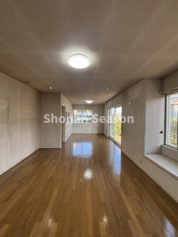 【居間・リビング】 | 空間に奥行きを感じられる開放的な1階リビング。