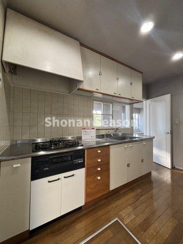 【キッチン】 | 収納力の高いシステムキッチンで調理器具や食器類もすっきり収まります！