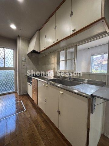 【キッチン】 | キッチン横に窓を備え、こもりがちな空間の入れ替えもスムーズに♪