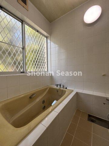 【浴室】 | いつでも快適な温度でご入浴いただける「追い焚き機能」付き！