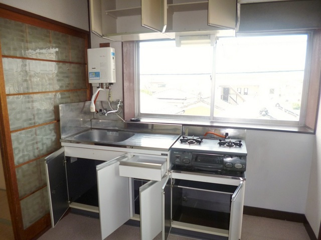 天王マンションのキッチン|キッチンに窓があると明るいです。