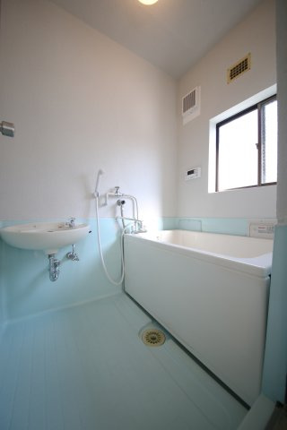 DAIKOKUの浴室|浴室に窓がついていて換気もしやすい♪