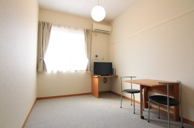 レオパレスゲラルデの居間・リビング