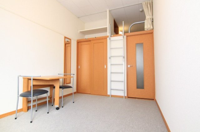 レオパレスゲラルデの居間・リビング