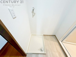 洗濯物の仕分け作業がしやすく、整理整頓が容易になります。洗濯音や湿気を他の部屋に持ち込まず、生活環境を快適に保ちます。上部を活用すれば収納スペースを確保でき洗剤や洗濯用品の整理もしやすくなります。