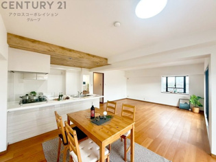 所在階6階部分、南西向きで眺望・陽当たり良好です。小学校や公園が近く子育て環境も整った住立地。エントランスにはオートロック・宅配ボックスが完備しております。