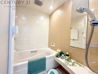 気密性と断熱性に優れ、外気の影響を受けにくく、浴室内の温度を一定に保ちやすいです。特に冬場は、暖房効率が高まり、快適なバスタイムを過ごせます。