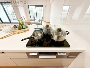 多数の調理器具を同時に使用でき、料理の効率化が可能。省エネで節約になり、様々な料理スタイルに適応できます。また、火力調整が独立しており、手入れや掃除もしやすく、今よりもっとお料理が楽しくなるかも。