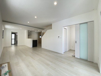 【居間・リビング】 | 嘉手納屋良（全6棟）ラスト4号棟 | 4号棟　LDK19.8帖♪人気のリビング階段＆階段下収納付き♪