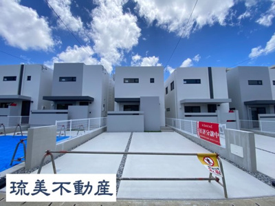 【外観】 | 嘉手納屋良（全6棟）4号棟 | 4号棟　並列駐車2台完備♪