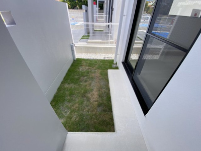 【庭】 | 嘉手納屋良（全6棟）4号棟 | 4号棟　綺麗な芝が植えてあります♪