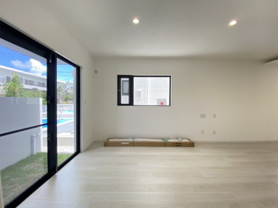 【居間・リビング】 | 嘉手納屋良（全6棟）4号棟 | 4号棟　LDK19.8帖♪人気のリビング階段＆階段下収納付き♪