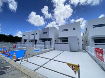 【外観】 | 嘉手納屋良（全6棟）4号棟 | 4号棟　並列駐車2台完備♪