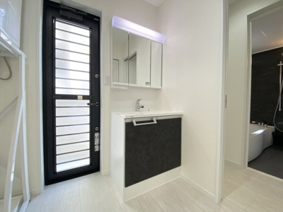 【独立洗面台】 | 嘉手納屋良（全6棟）4号棟 | 4号棟　三面鏡付き洗面台♪