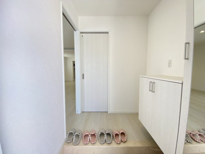 【玄関】 | 嘉手納屋良（全6棟）4号棟 | 4号棟　十分な収納付き玄関♪