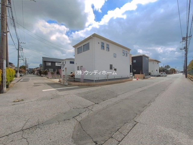 春日部市大沼第3　新築一戸建て　1号棟の前面道路含む現地写真