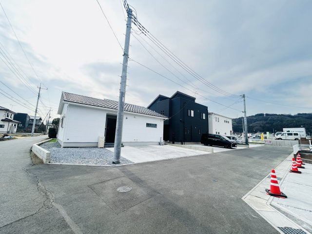 新築　渋川市行幸田第2　Livele Garden.S　１号棟の前面道路含む現地写真|現地写真　北側接道幅員約5.05ｍ			
