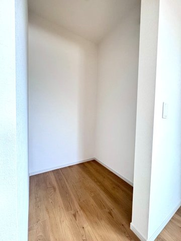 近鉄「小倉」駅徒歩１２分◆陽当たり良好な南東角地に建つ４ＬＤＫ住戸◆リビング広々２０帖◆宇治市小倉町の収納|ウォークインクローゼット