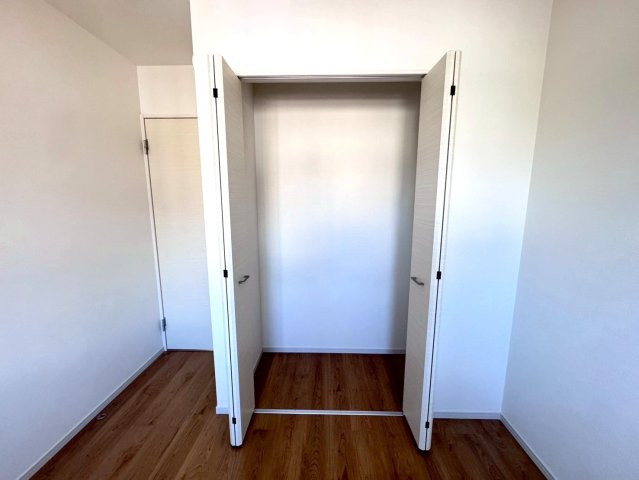 近鉄「小倉」駅徒歩１２分◆陽当たり良好な南東角地に建つ４ＬＤＫ住戸◆リビング広々２０帖◆宇治市小倉町の収納|クローゼット