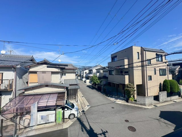 近鉄「小倉」駅徒歩１２分◆陽当たり良好な南東角地に建つ４ＬＤＫ住戸◆リビング広々２０帖◆宇治市小倉町の展望|バルコニーからの眺望