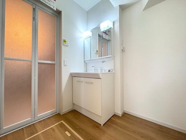 近鉄「小倉」駅徒歩１２分◆陽当たり良好な南東角地に建つ４ＬＤＫ住戸◆リビング広々２０帖◆宇治市小倉町の独立洗面台|洗面化粧台