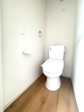 近鉄「小倉」駅徒歩１２分◆陽当たり良好な南東角地に建つ４ＬＤＫ住戸◆リビング広々２０帖◆宇治市小倉町のトイレ|１Fトイレ