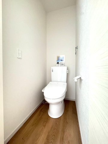 近鉄「小倉」駅徒歩１２分◆陽当たり良好な南東角地に建つ４ＬＤＫ住戸◆リビング広々２０帖◆宇治市小倉町のトイレ|２Fトイレ