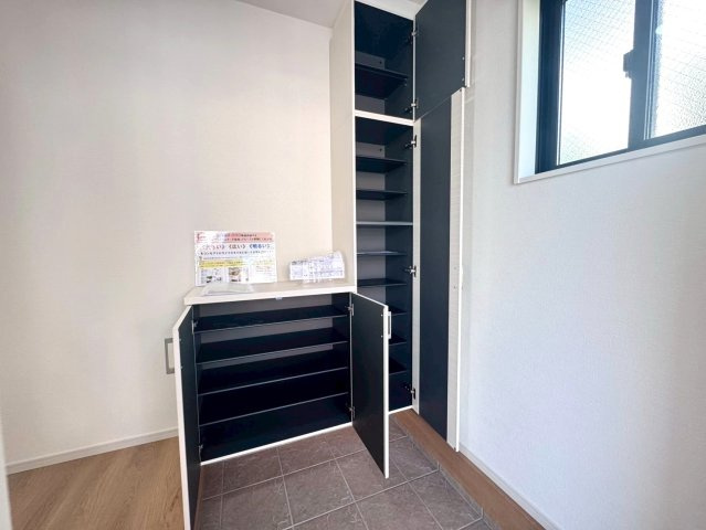 近鉄「小倉」駅徒歩１２分◆陽当たり良好な南東角地に建つ４ＬＤＫ住戸◆リビング広々２０帖◆宇治市小倉町の収納|シューズボックス